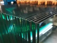 MIGO GLASS obdeluje 10 mm kaljeno steklo za ograjo bazeno...