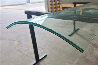 Ukrivljeno kaljeno laminirano steklo