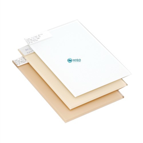 Barvno lakirano steklo na hrbtni strani